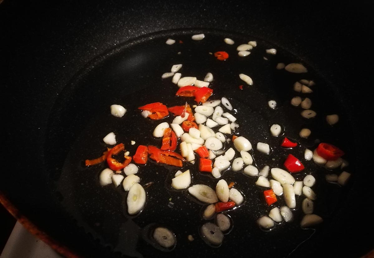 Pasul 1 - rețetă de paste picante cu sos de roșii și ciuperci